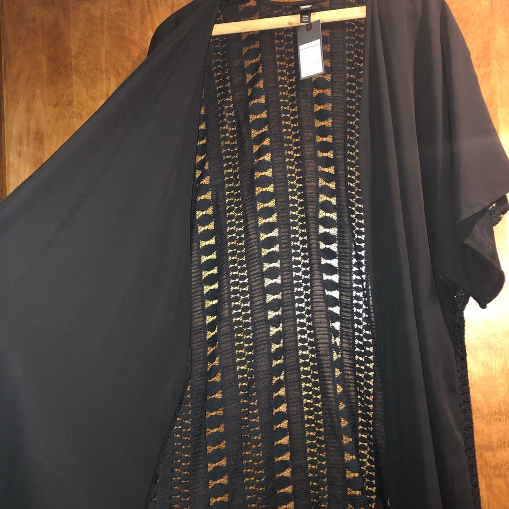 Black Kimono - Picture 3 of 4